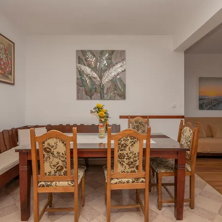 Three-bedroom In Διαμέρισμα *