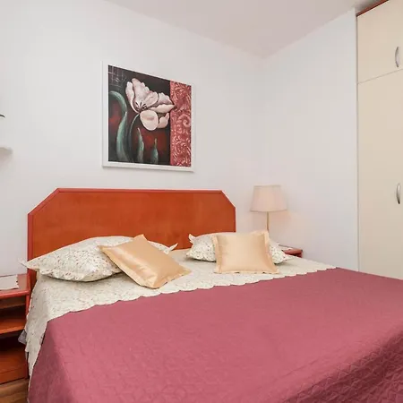 Three-bedroom In Makarska