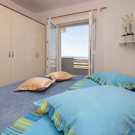 Three-bedroom In 公寓 *