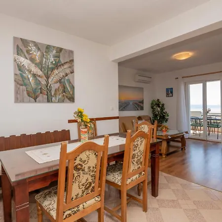 Three-bedroom In 公寓