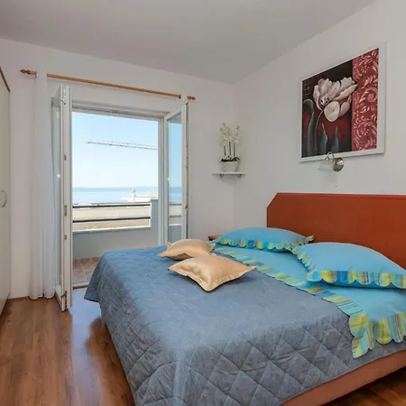 Apartment Three-bedroom In Makarska