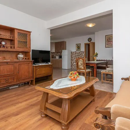 Three-bedroom In Makarska