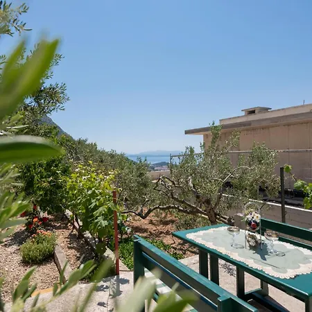 Three-bedroom In 公寓